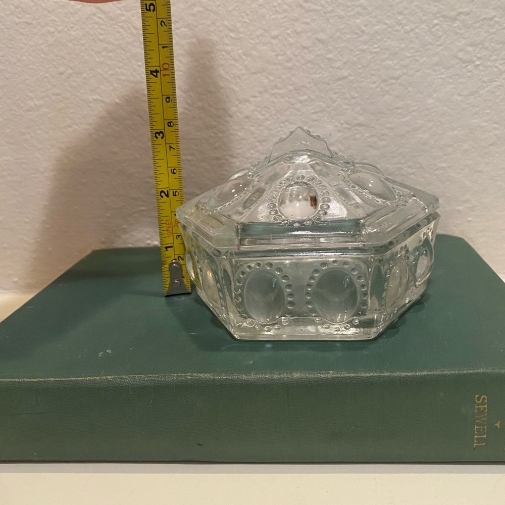 Vintage L.E. Smith Victorian Beaded Glass Hexagonal Trinket Box - Picture 7 of 8